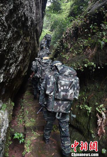 圖為來自武警福建總隊三明、龍巖、南平支隊100余名特戰(zhàn)隊員在福建省三明市永安?揲瞪嬌?展特戰(zhàn)極限練習?！◎v照起 攝