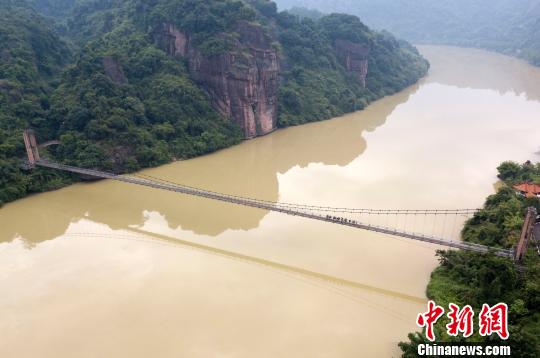 圖為來自武警福建總隊三明、龍巖、南平支隊100余名特戰(zhàn)隊員在福建省三明市永安?揲瞪嬌?展特戰(zhàn)極限練習?！『?攝